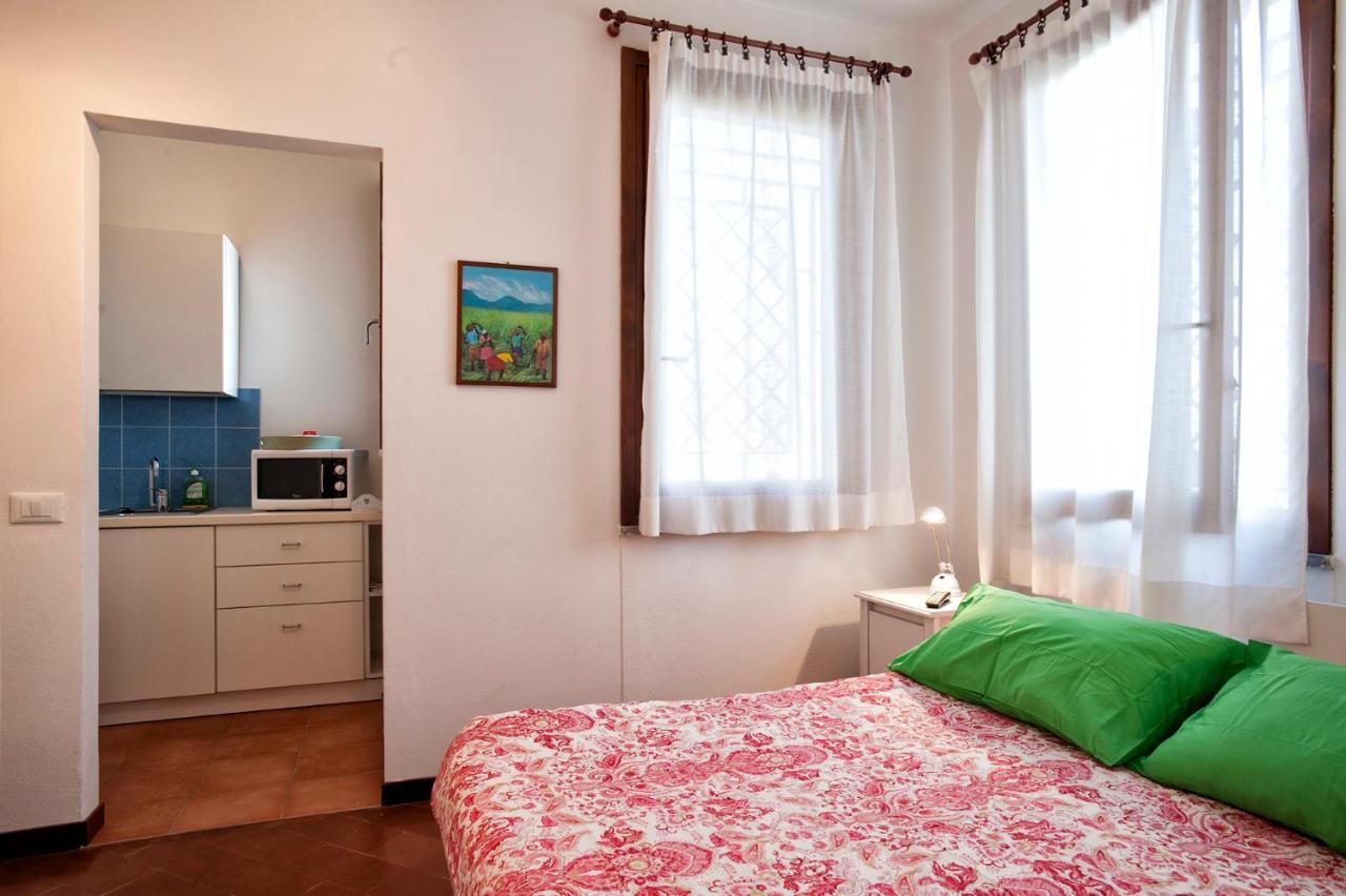 Casa Vacanze Tana Della Volpe Ispra Exterior photo